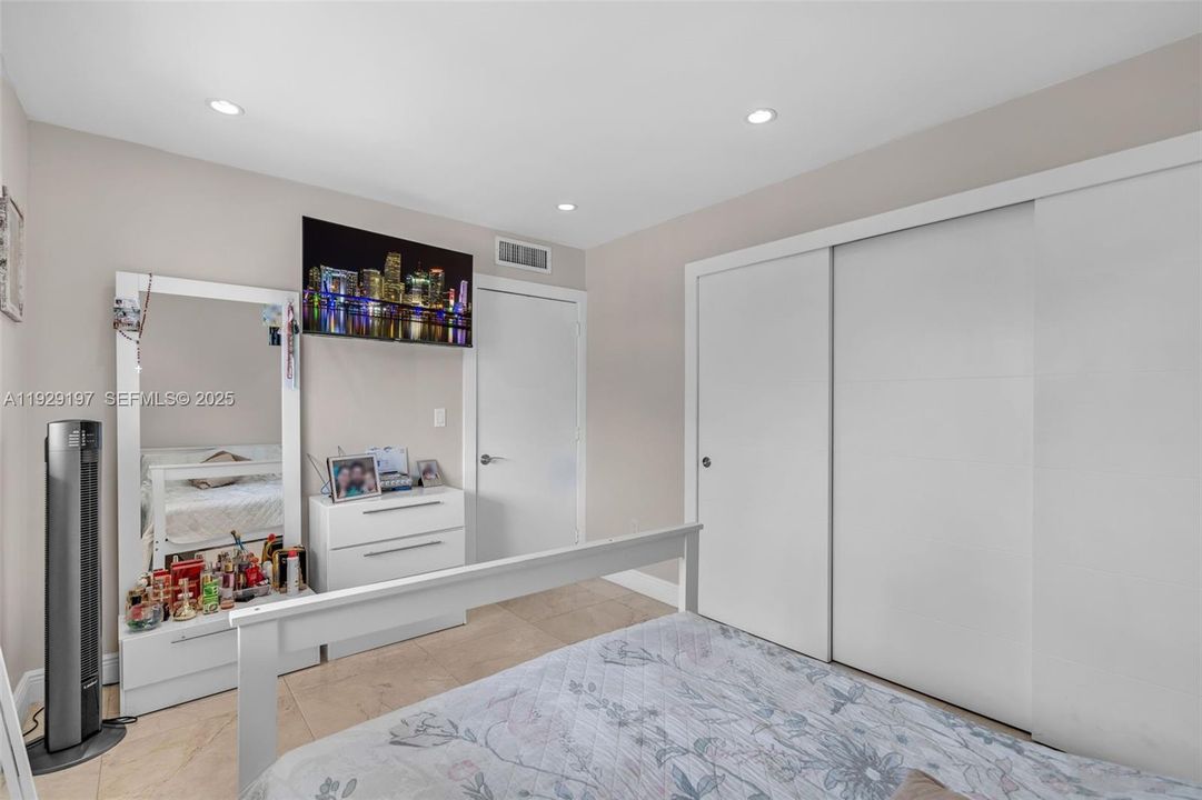 На продажу: $380,000 (2 спален, 2 ванн, 1020 Квадратных фут)