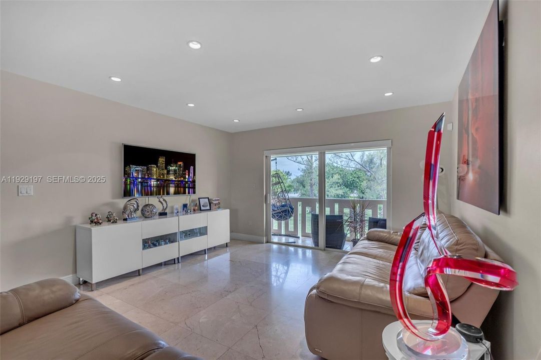 На продажу: $380,000 (2 спален, 2 ванн, 1020 Квадратных фут)