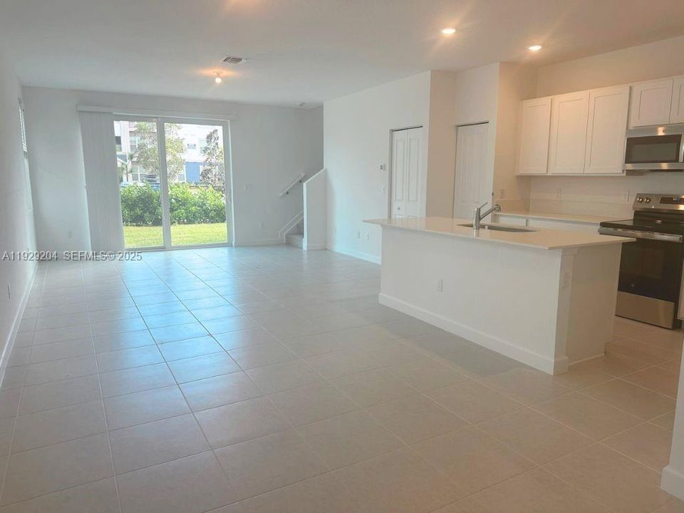 For Rent: $2,350 (3 beds, 2 baths, 1821 Square Feet)