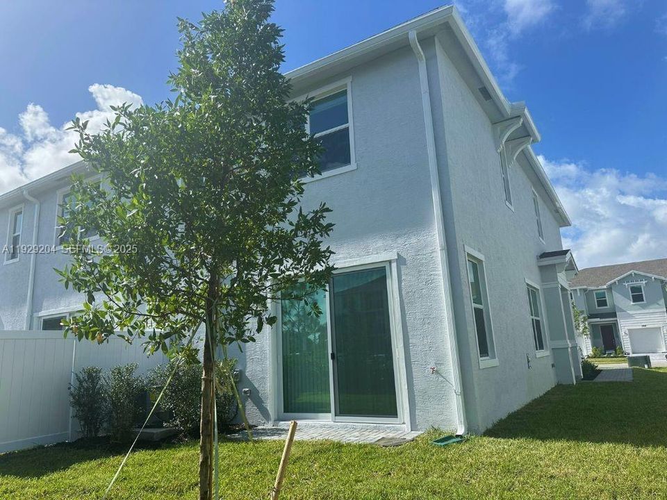 For Rent: $2,350 (3 beds, 2 baths, 1821 Square Feet)