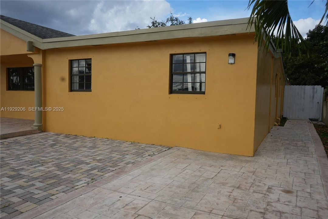 For Sale: $785,000 (6 beds, 3 baths, 3437 Square Feet)