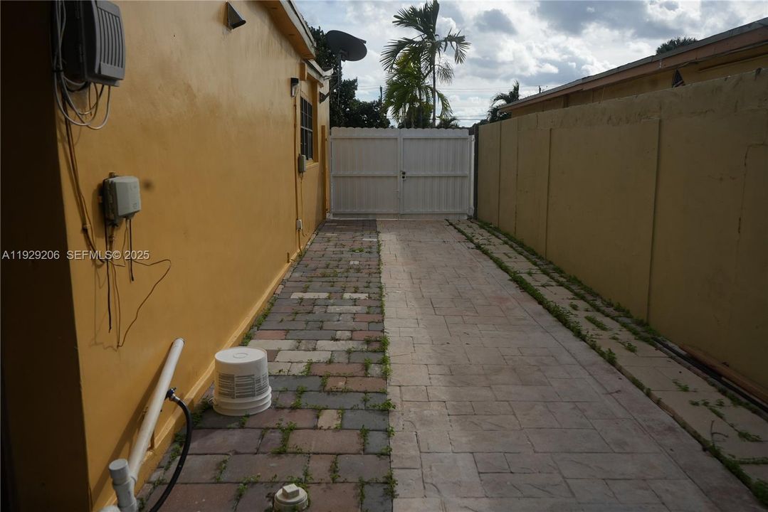 For Sale: $785,000 (6 beds, 3 baths, 3437 Square Feet)