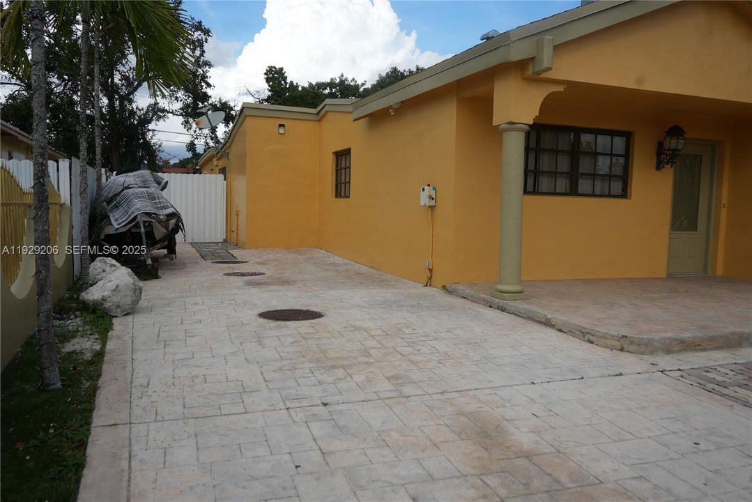 For Sale: $785,000 (6 beds, 3 baths, 3437 Square Feet)