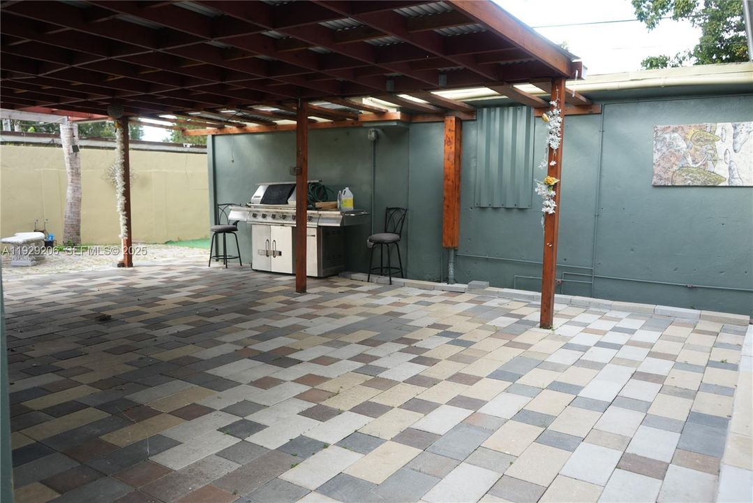 For Sale: $785,000 (6 beds, 3 baths, 3437 Square Feet)