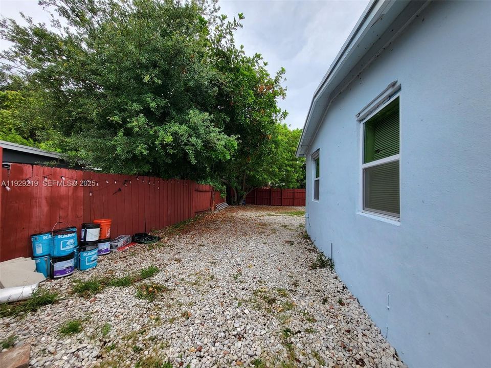 For Sale: $500,000 (4 beds, 3 baths, 1271 Square Feet)