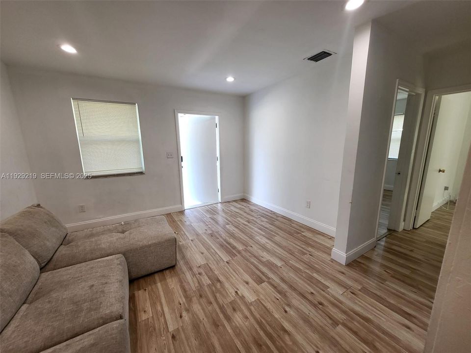 For Sale: $500,000 (4 beds, 3 baths, 1271 Square Feet)