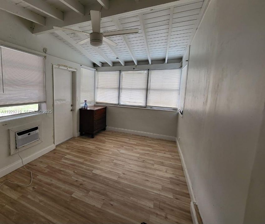 For Sale: $500,000 (4 beds, 3 baths, 1271 Square Feet)