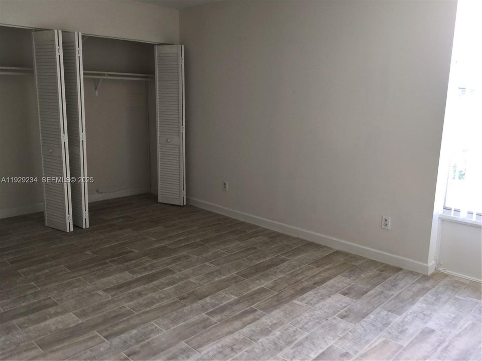 For Sale: $268,000 (2 beds, 2 baths, 963 Square Feet)