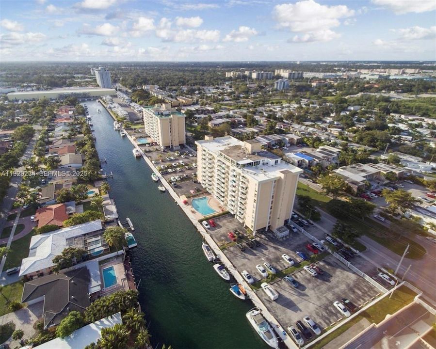 For Sale: $268,000 (2 beds, 2 baths, 963 Square Feet)