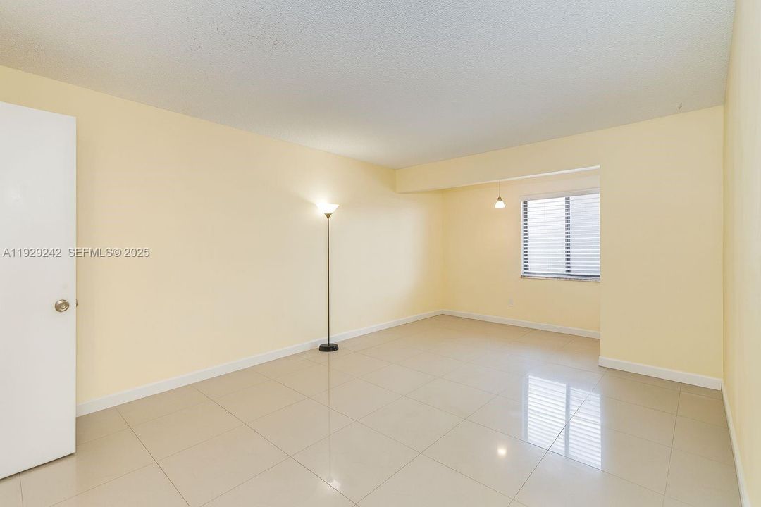 For Sale: $189,000 (2 beds, 2 baths, 933 Square Feet)
