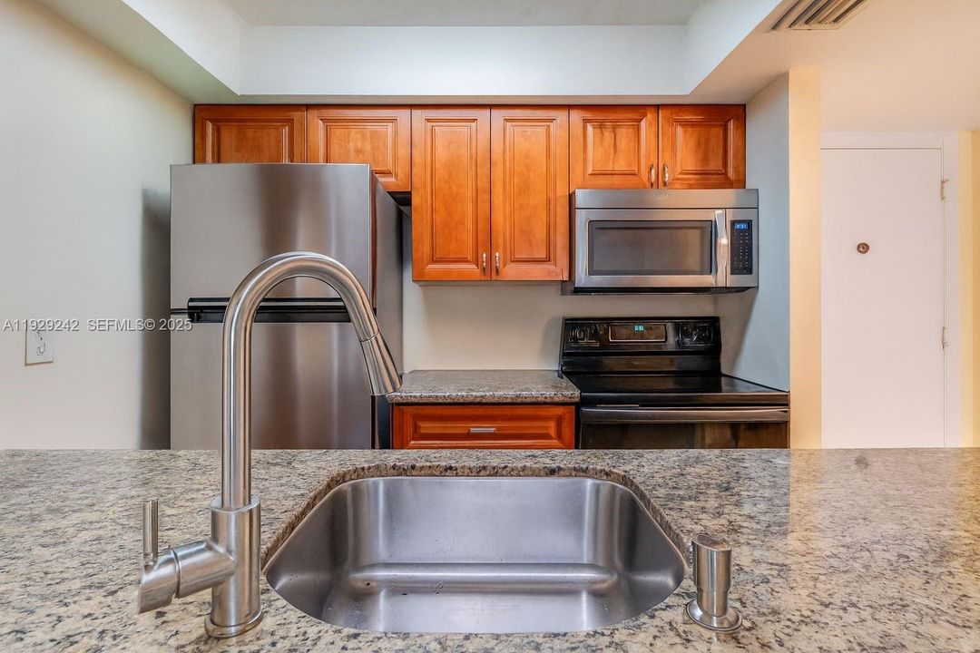 For Sale: $189,000 (2 beds, 2 baths, 933 Square Feet)