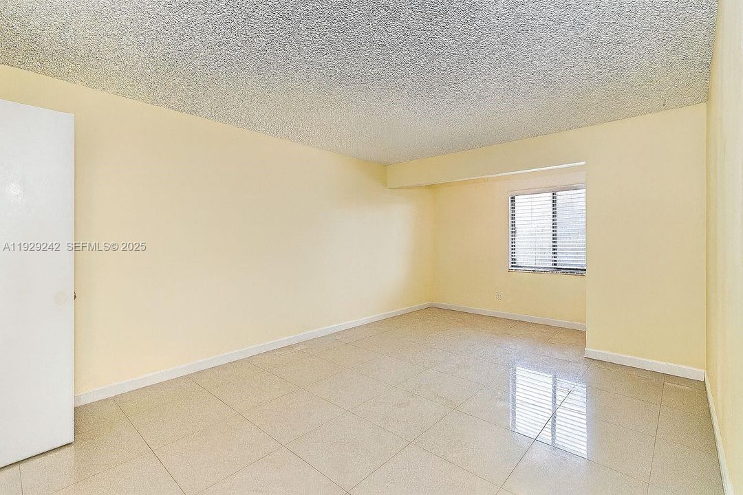 For Sale: $189,000 (2 beds, 2 baths, 933 Square Feet)