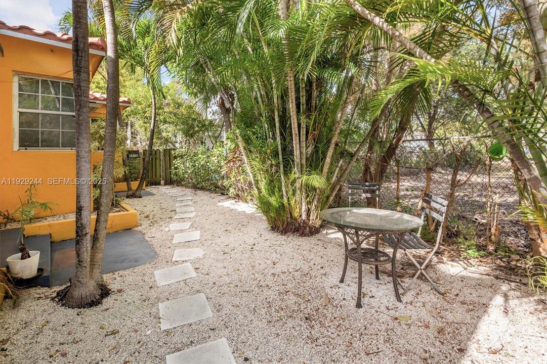 出租: $1,750 (0 贝兹, 1 浴室, 600 平方英尺)