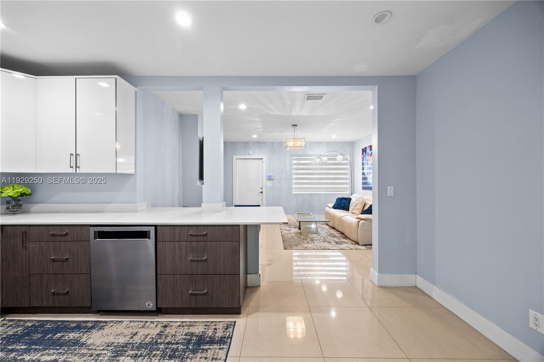 待售: $969,000 (5 贝兹, 3 浴室, 1925 平方英尺)