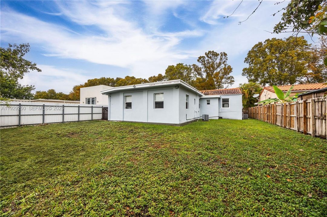 待售: $969,000 (5 贝兹, 3 浴室, 1925 平方英尺)