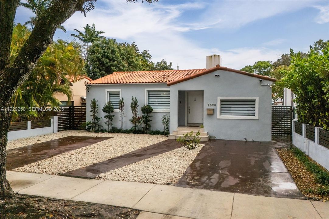 待售: $969,000 (5 贝兹, 3 浴室, 1925 平方英尺)