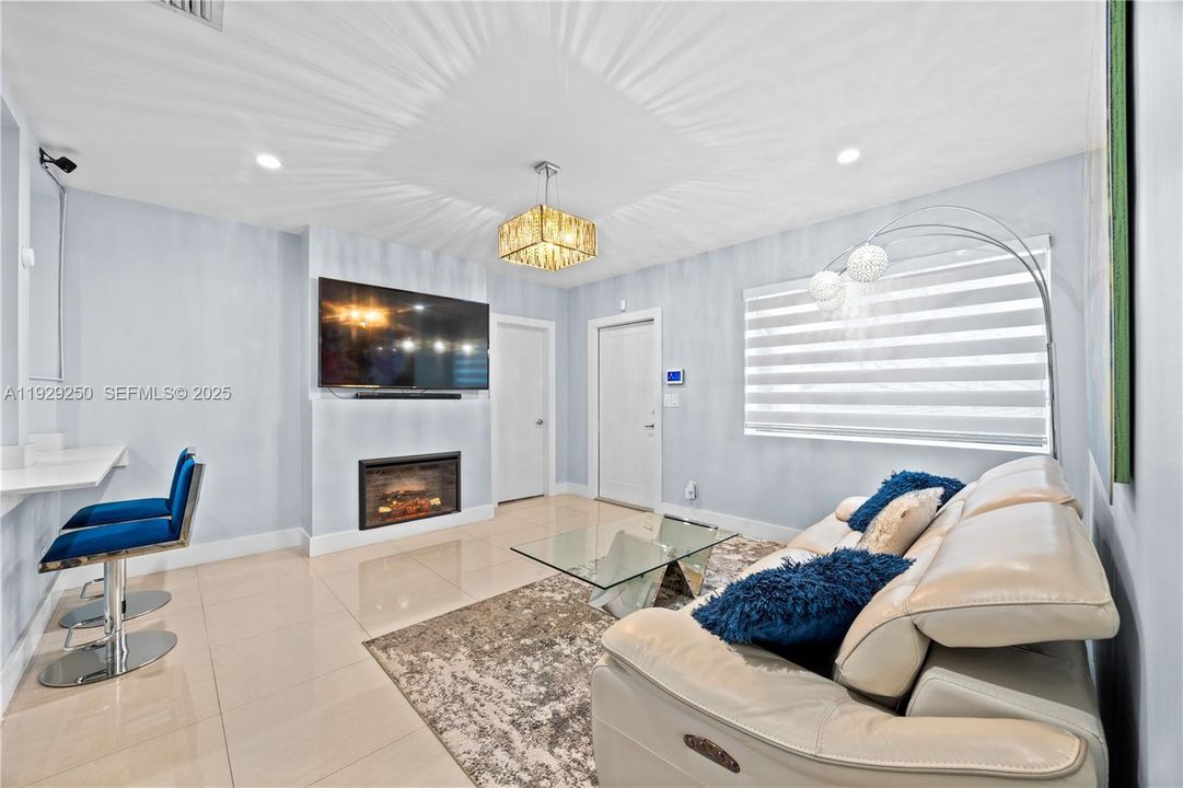 待售: $969,000 (5 贝兹, 3 浴室, 1925 平方英尺)