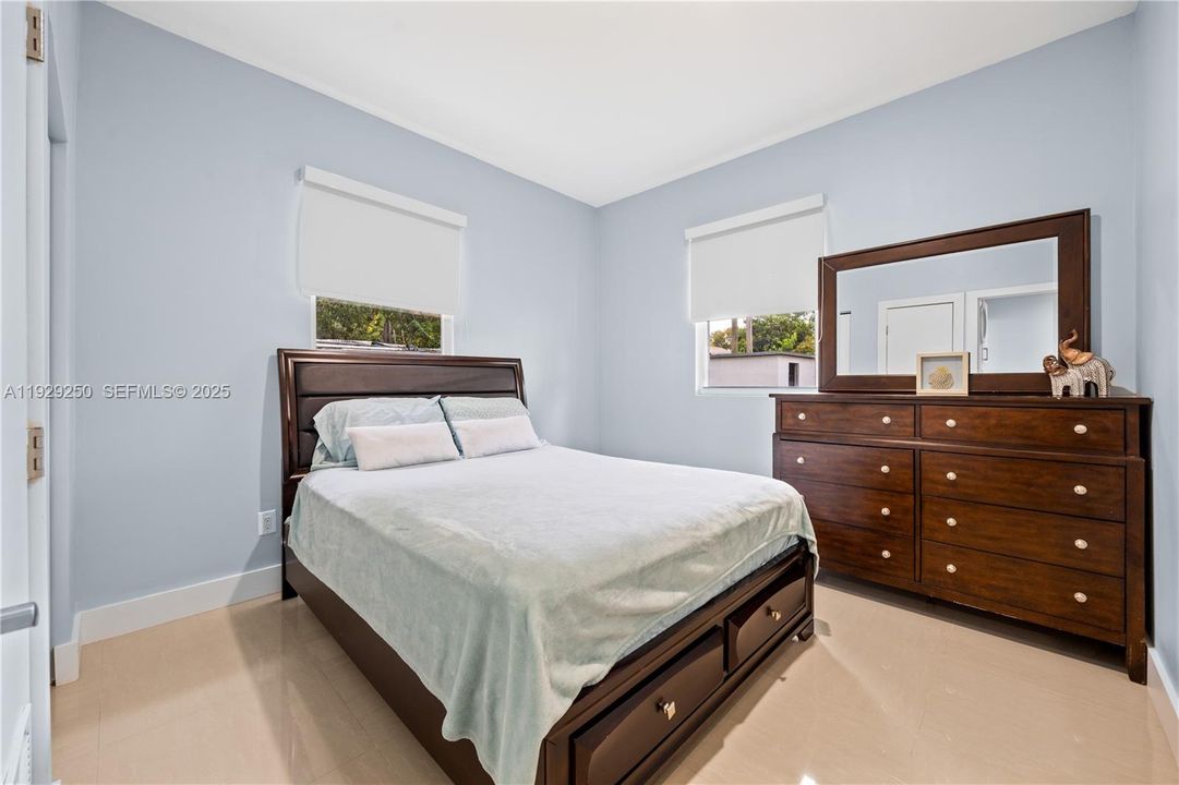 待售: $969,000 (5 贝兹, 3 浴室, 1925 平方英尺)