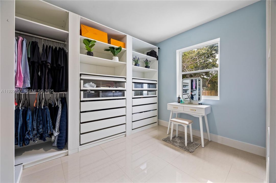 待售: $969,000 (5 贝兹, 3 浴室, 1925 平方英尺)