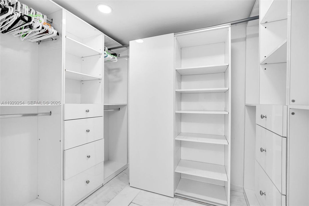 В аренду: $2,750 (1 спален, 1 ванн, 896 Квадратных фут)