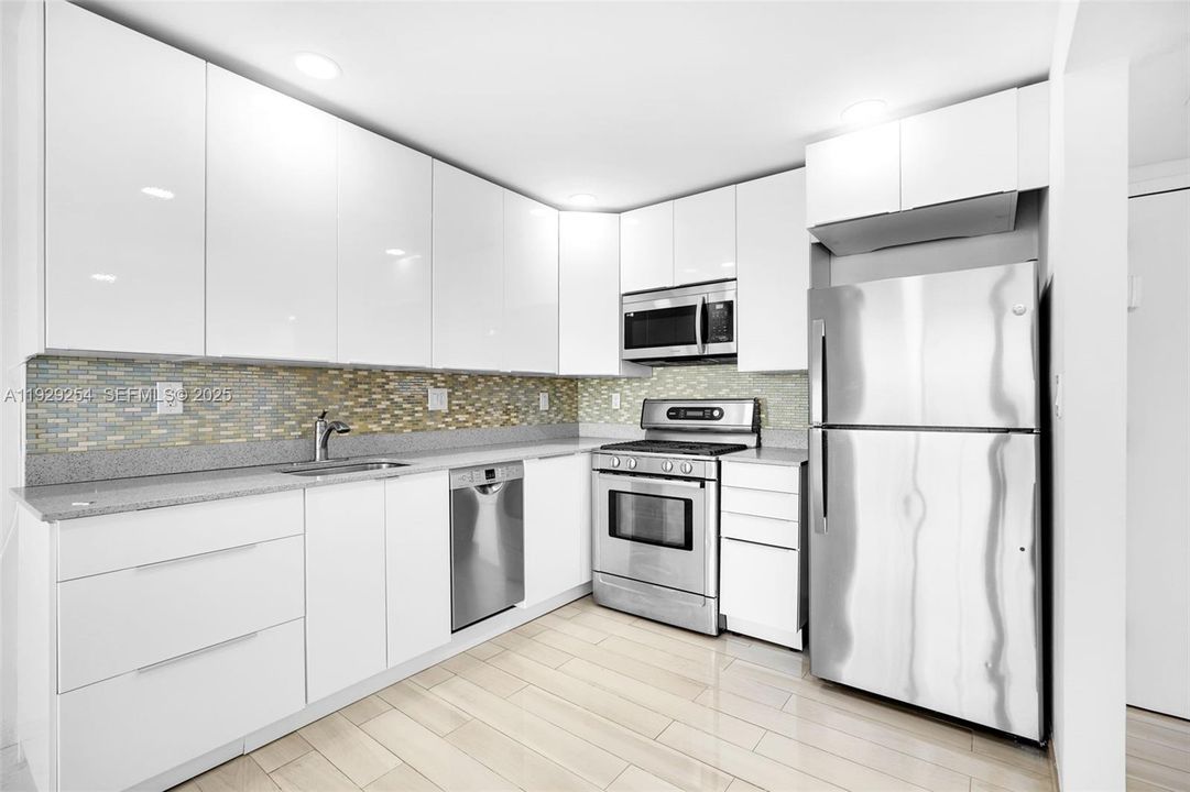 В аренду: $2,750 (1 спален, 1 ванн, 896 Квадратных фут)