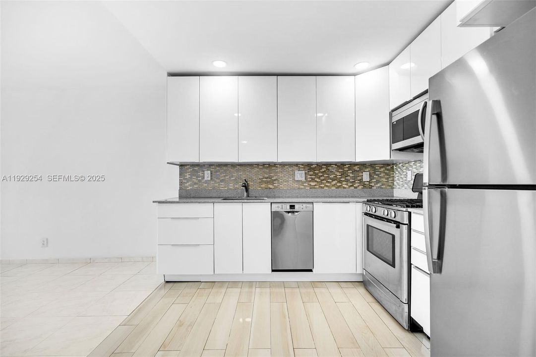 В аренду: $2,750 (1 спален, 1 ванн, 896 Квадратных фут)