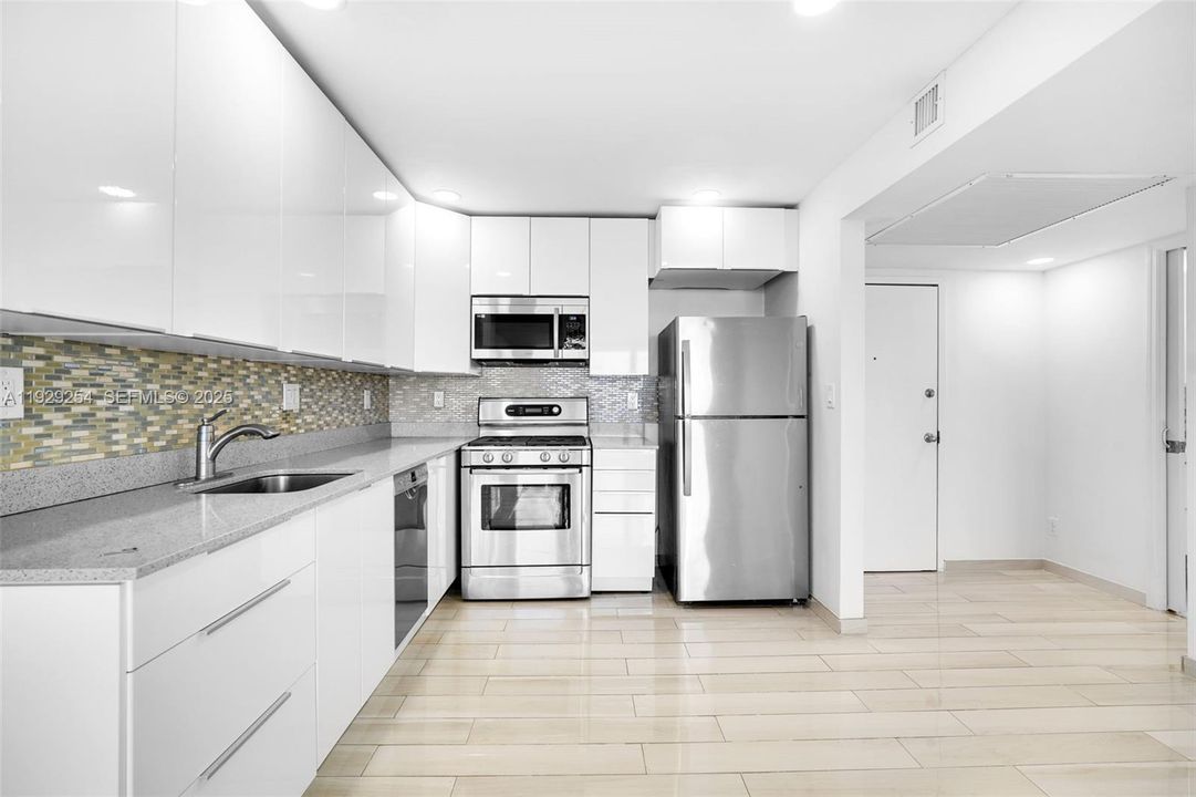 В аренду: $2,750 (1 спален, 1 ванн, 896 Квадратных фут)