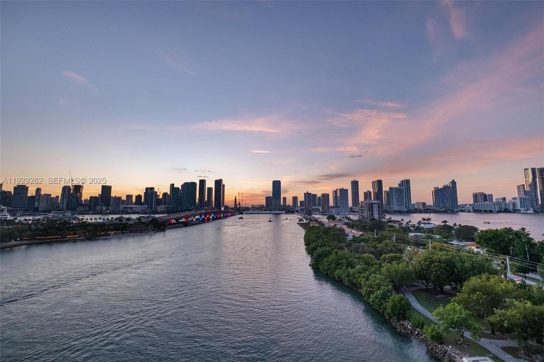 待售: $2,995,000 (2 贝兹, 2 浴室, 1720 平方英尺)