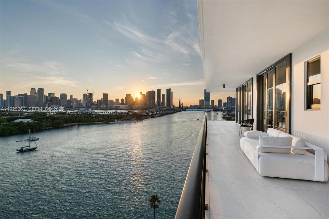 待售: $2,995,000 (2 贝兹, 2 浴室, 1720 平方英尺)