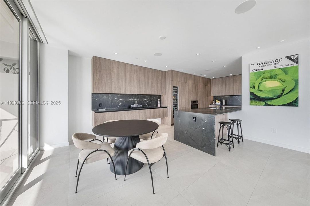 待售: $2,995,000 (2 贝兹, 2 浴室, 1720 平方英尺)