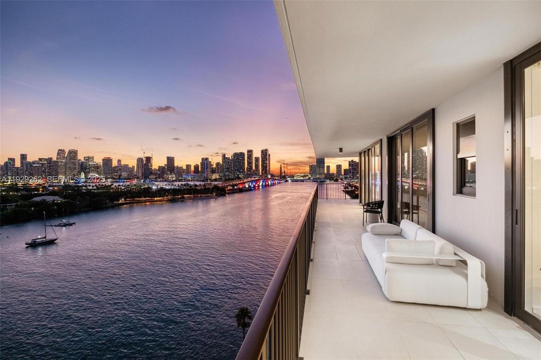 待售: $2,995,000 (2 贝兹, 2 浴室, 1720 平方英尺)