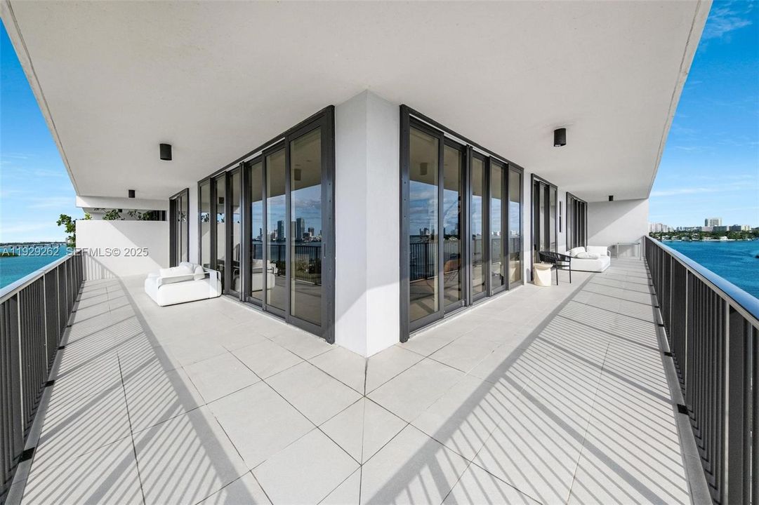 待售: $2,995,000 (2 贝兹, 2 浴室, 1720 平方英尺)