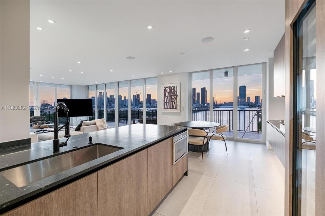 待售: $2,995,000 (2 贝兹, 2 浴室, 1720 平方英尺)