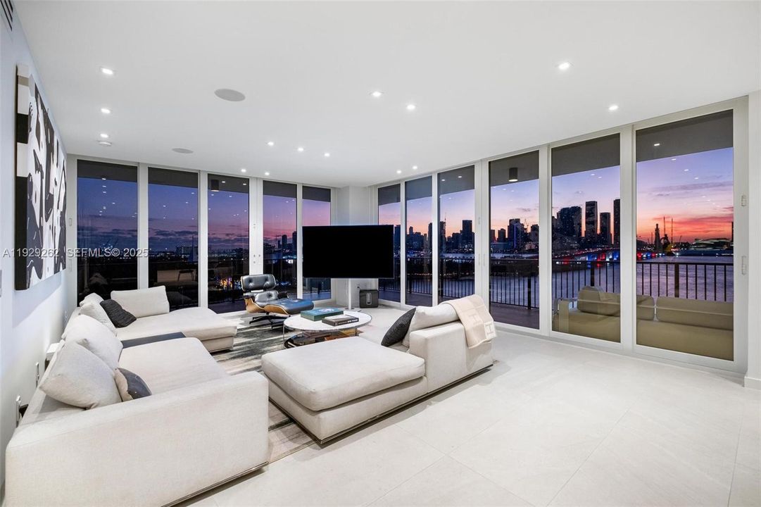 待售: $2,995,000 (2 贝兹, 2 浴室, 1720 平方英尺)