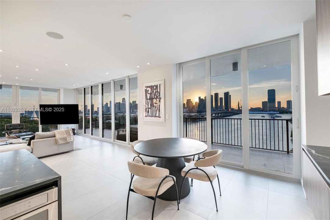 待售: $2,995,000 (2 贝兹, 2 浴室, 1720 平方英尺)