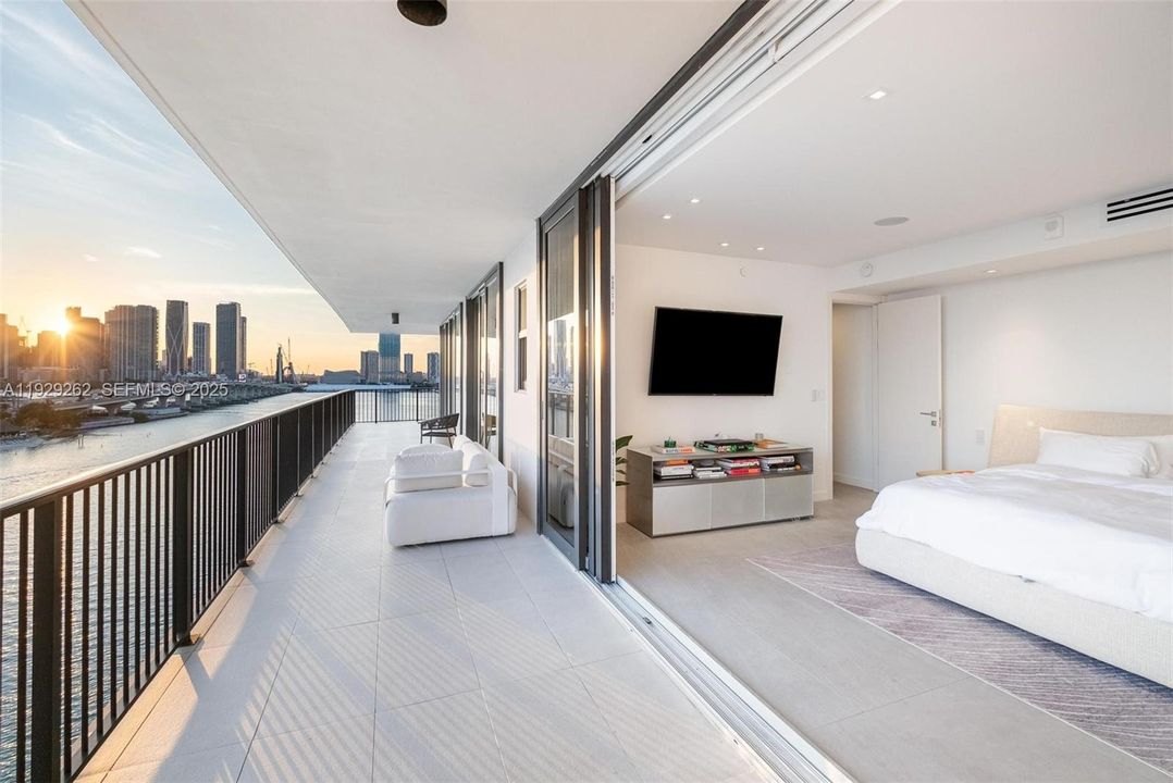 待售: $2,995,000 (2 贝兹, 2 浴室, 1720 平方英尺)