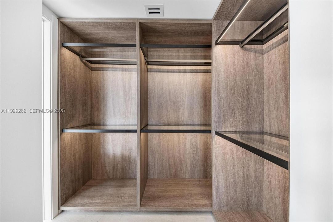 待售: $2,995,000 (2 贝兹, 2 浴室, 1720 平方英尺)