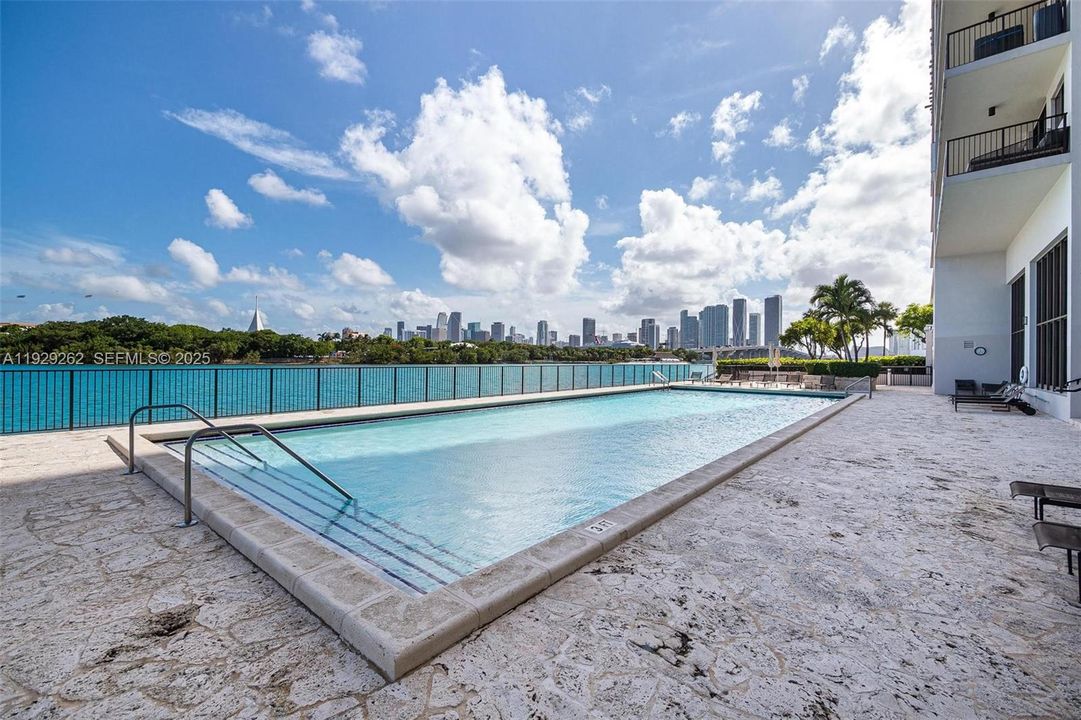 待售: $2,995,000 (2 贝兹, 2 浴室, 1720 平方英尺)