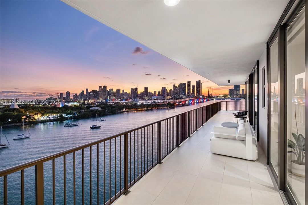 待售: $2,995,000 (2 贝兹, 2 浴室, 1720 平方英尺)