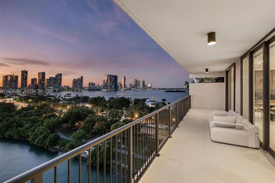 待售: $2,995,000 (2 贝兹, 2 浴室, 1720 平方英尺)