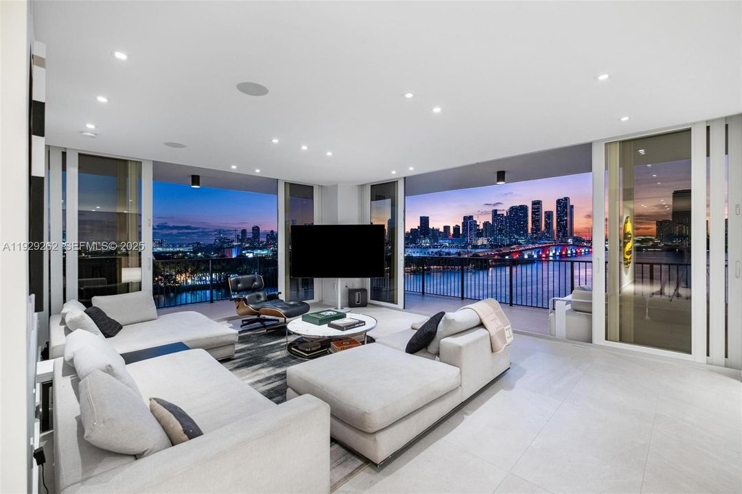 待售: $2,995,000 (2 贝兹, 2 浴室, 1720 平方英尺)