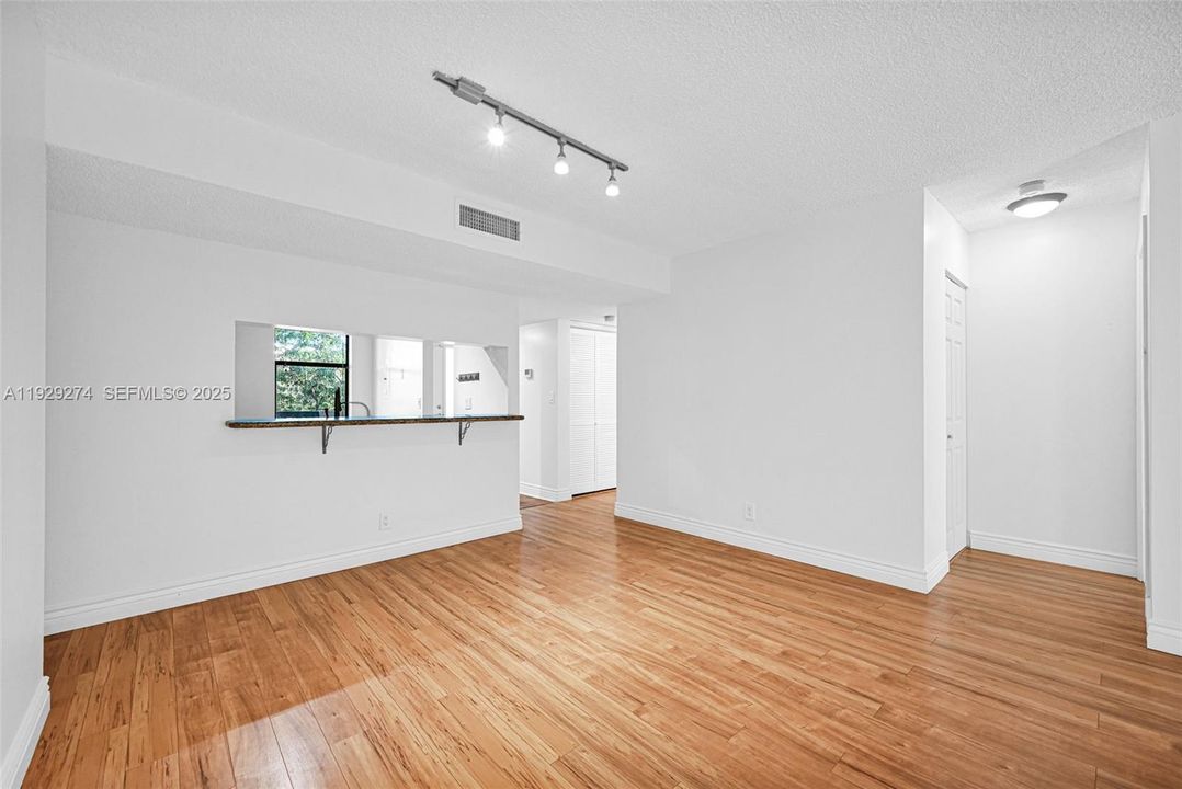 出租: $2,200 (2 贝兹, 2 浴室, 1340 平方英尺)