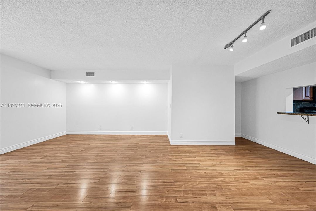 出租: $2,200 (2 贝兹, 2 浴室, 1340 平方英尺)