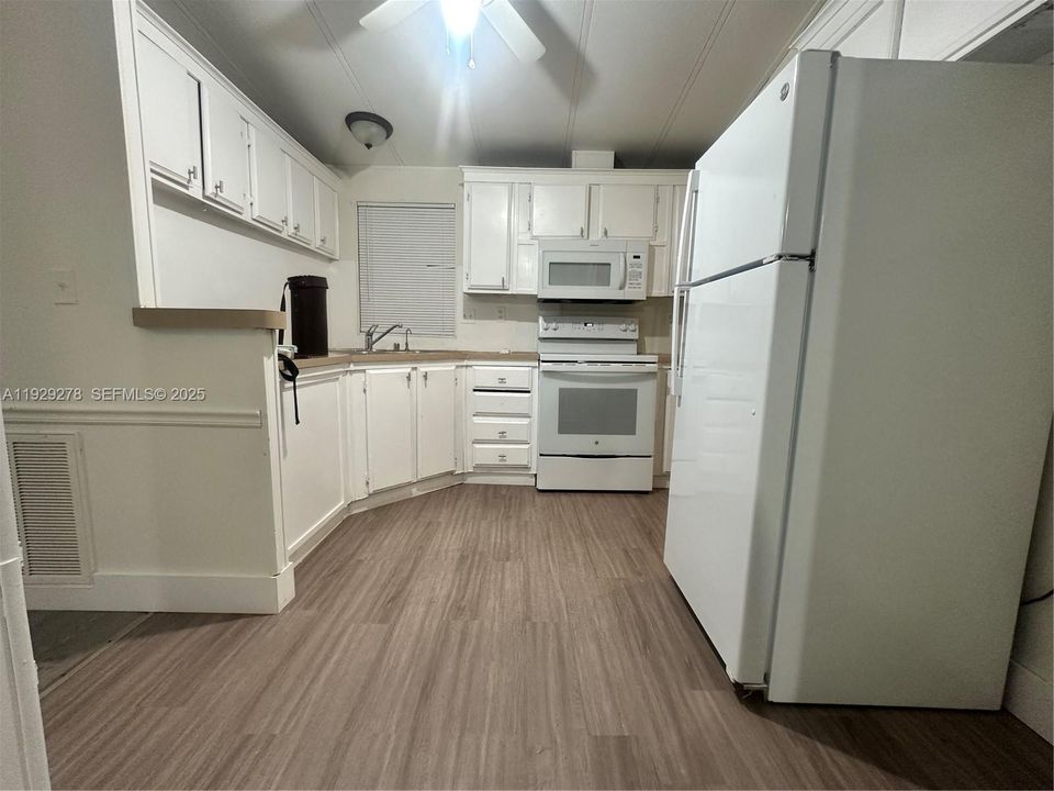 For Rent: $1,450 (1 beds, 1 baths, 1352 Square Feet)