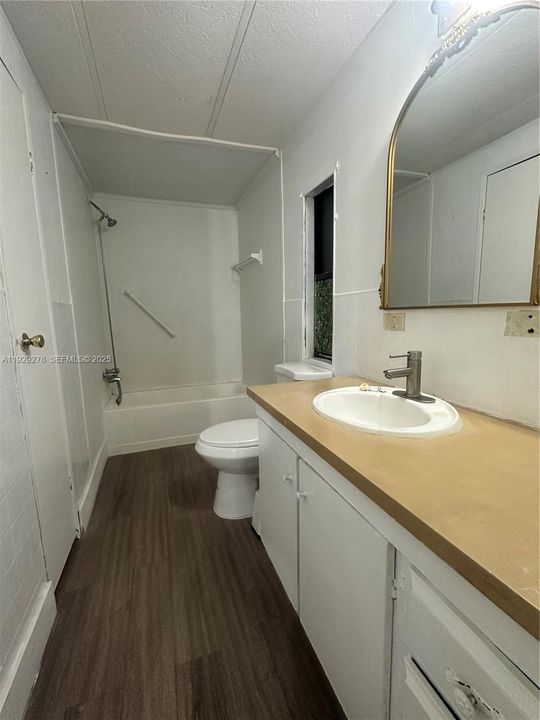 For Rent: $1,450 (1 beds, 1 baths, 1352 Square Feet)
