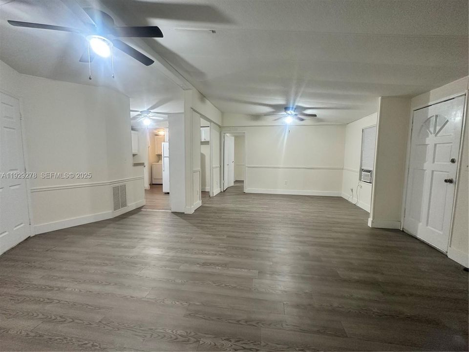 For Rent: $1,450 (1 beds, 1 baths, 1352 Square Feet)