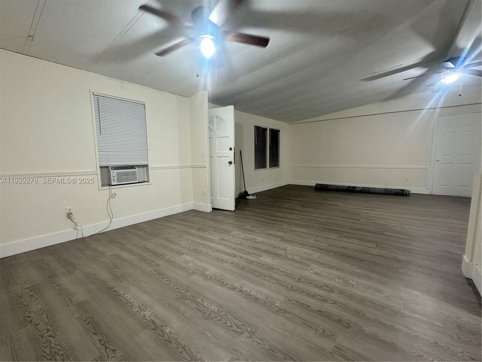 For Rent: $1,450 (1 beds, 1 baths, 1352 Square Feet)