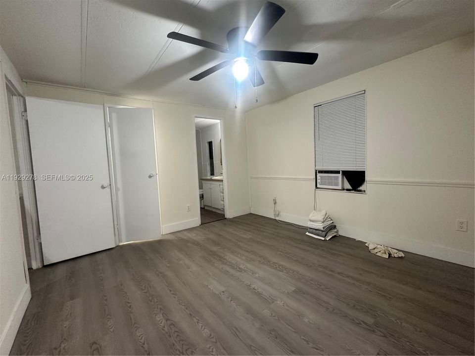 For Rent: $1,450 (1 beds, 1 baths, 1352 Square Feet)