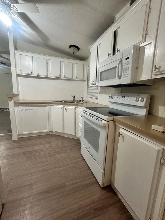 For Rent: $1,450 (1 beds, 1 baths, 1352 Square Feet)