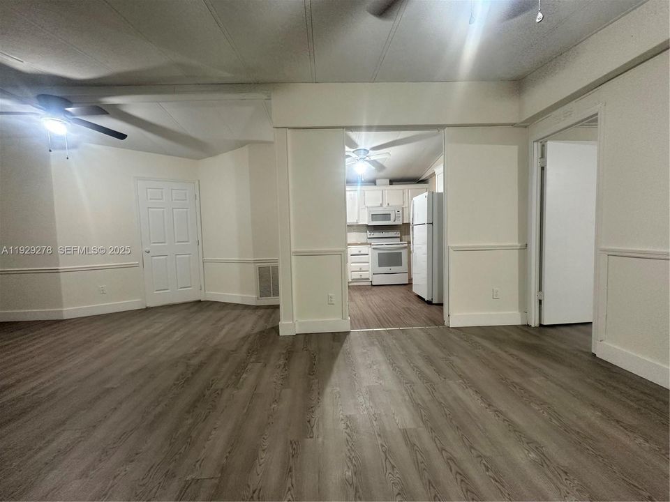 For Rent: $1,450 (1 beds, 1 baths, 1352 Square Feet)